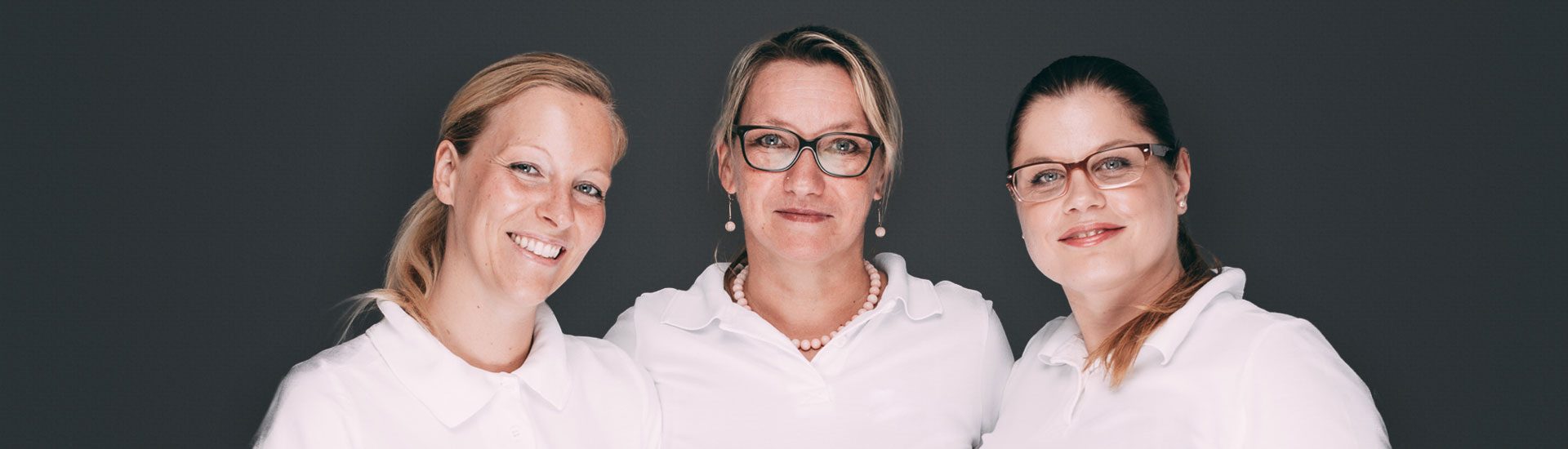 Ästhetik - Drei Mitarbeiterinnen der Zahnarztpraxis Dr. Pfitzer in Stuttgart