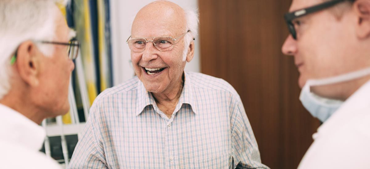Anspruch - Gesundes Lachen eines älteren Herren in der Zahnarztpraxis Dr. Pfitzer in Stuttgart