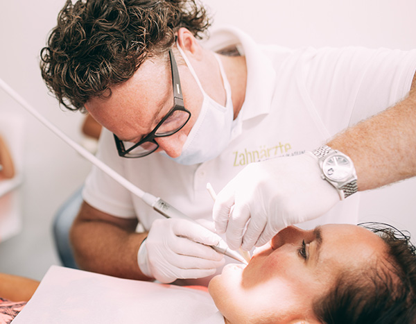 Ästhetik - Zahnarzt in einer Füllungstherapie in der Zahnarztpraxis Dr. Pfitzer in Stuttgart