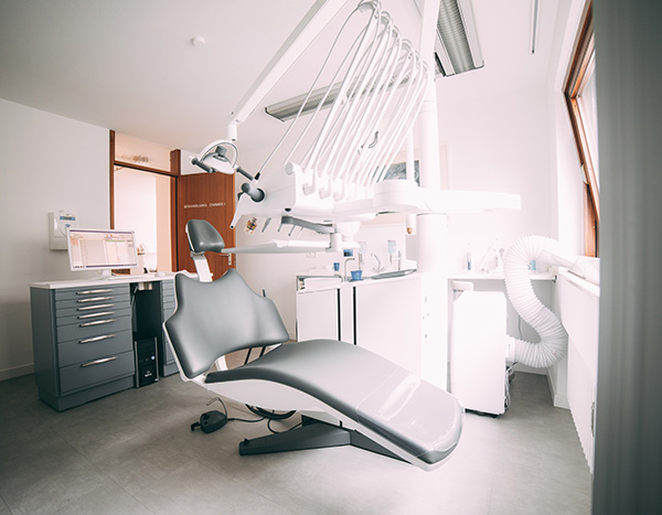 Technik - Ein moderner Behandlungsstuhl in der Zahnarztpraxis Dr. Pfitzer in Stuttgart