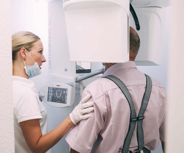 Technik - Ein Patient steht im DVT in der Zahnarztpraxis Dr. Pfitzer in Stuttgart