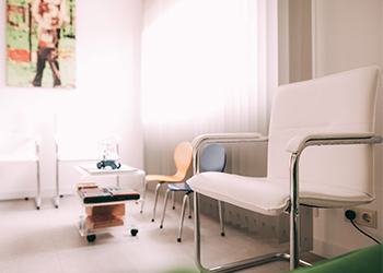 Der Wartebereich der Zahnarztpraxis Dr. Pfitzer in Stuttgart mit einladenden Stühlen – Zeit um sich mit den spannenden Themen der Zahnmedizin zu beschäftigen