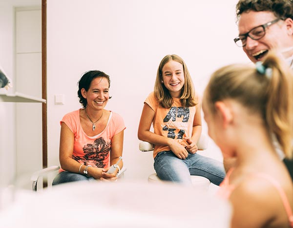 Kinderzähne - eine Familie in der Zahnarztpraxis Dr. Pfitzer in Stuttgart
