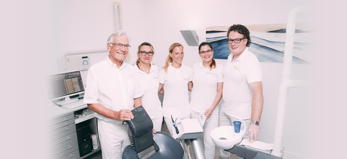 Das Team lacht in der Zahnarztpraxis Dr. Pfitzer in Stuttgart